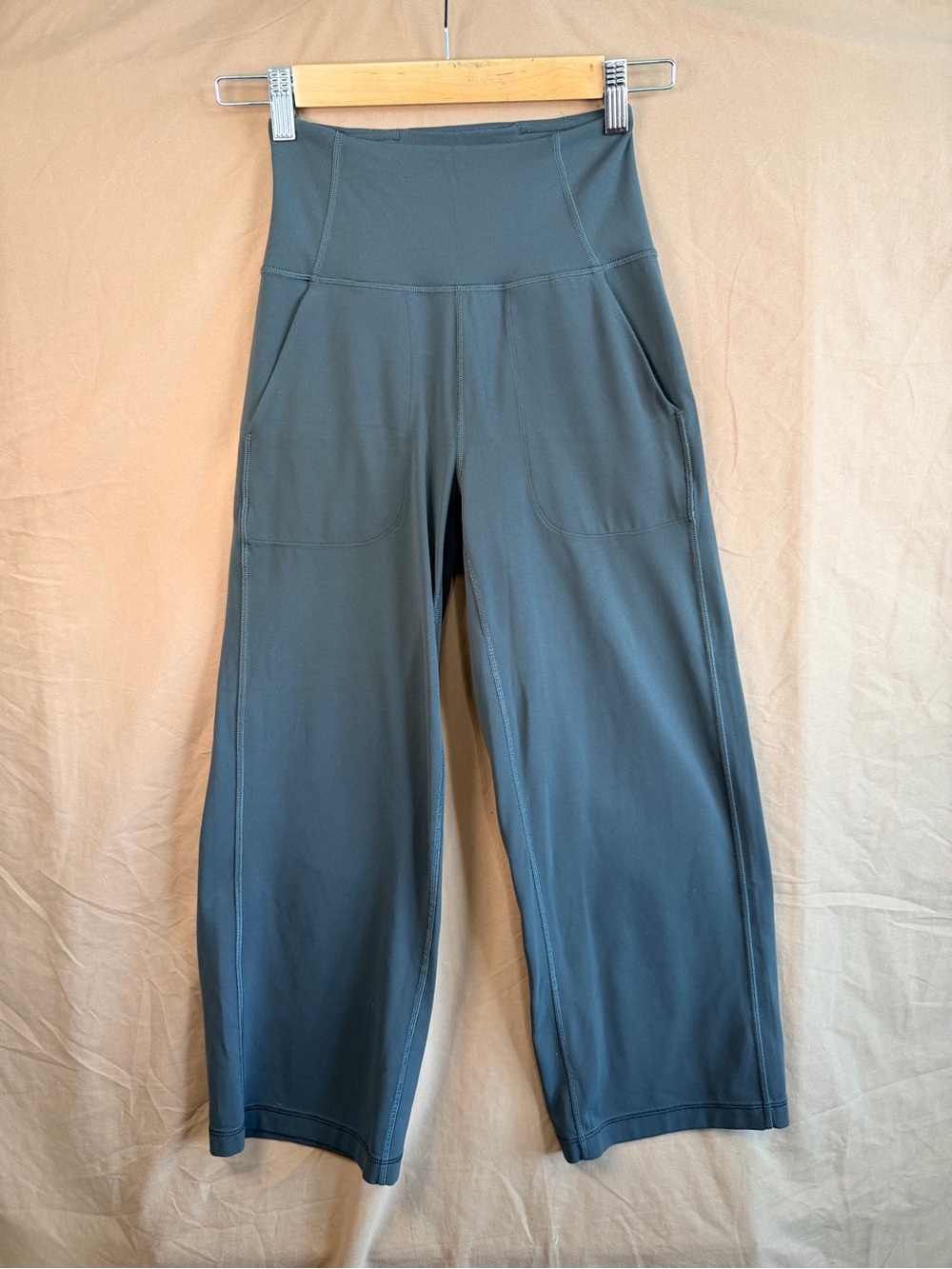 Lululemon High Rise Wide Leg Crop Pants Size 2 Gray Blue Pocket Stretch Gaucho